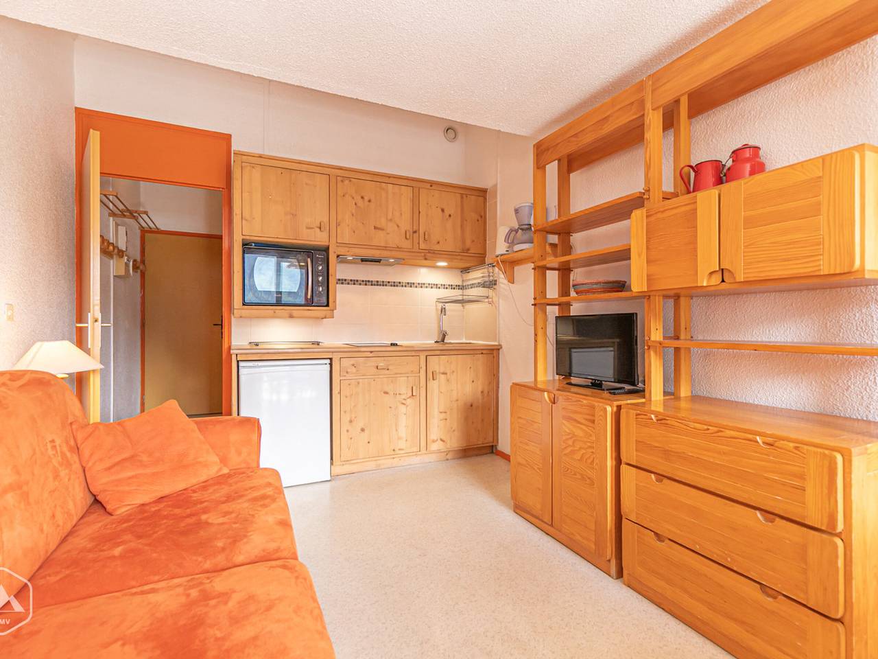 Entire studio, Vintage-chic apartment near slopes with parking and view in Aussois, Saint-Jean-de-Maurienne region