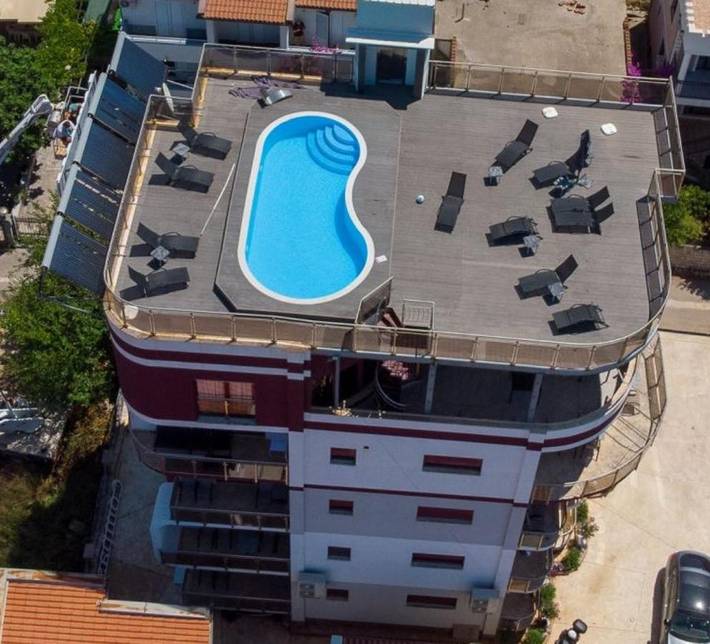 Appart’hôtel pour 5 personnes, avec Balcon et Jacuzzi ainsi que Terrasse et Jardin
