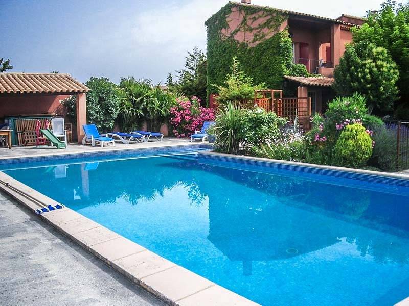 A Courthézon près d'Avignon, villa de vacances, piscine clôturée et joli parc. in Courthézon, Vaucluse