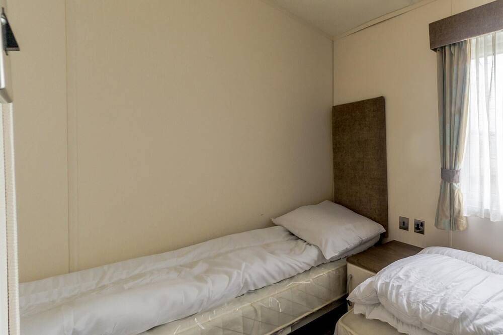 Beautiful 6 berth caravan by the beach in Suffolk in Lowestoft, Sunrise Coast