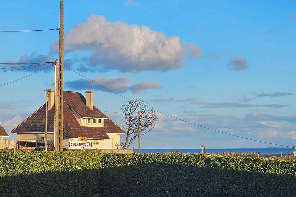 Cottage Lagoon Normandie, sea view, beach 75 m away, private swim spa and garden in Quinéville, Cherbourg en omgeving