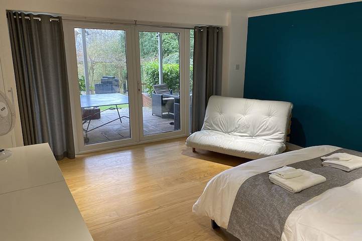 Entire apartment, Garden Apartment with Private Hot Tub, Sauna and Parking,  Your own spa retreat! in Brighton, Sussex