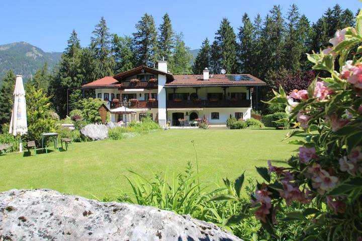 Chalet für 3 Personen, mit Balkon und Terrasse sowie Garten und Pool in Grainau