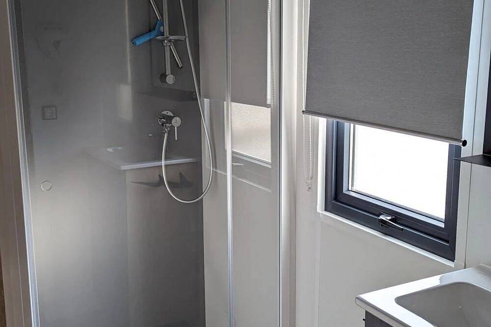 Zecamping 3 étoiles parc aquatique fitness mobil-home Tv Bbq clim 30m2 in Calvisson, Costa mediterránea (Francia)