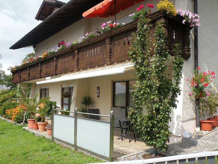 Ferienwohnung für 5 Personen, mit Balkon/Terrasse und Balkon sowie Terrasse und Garten in Böbrach