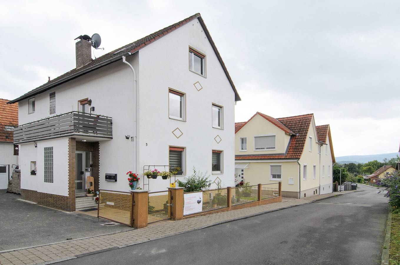 Appartement entier, Appartement 'Ferienwohnung Storchenblick' avec vue sur les montagnes, balcon et Wi-Fi in Meinhard, Werratal
