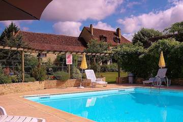 Gîte pour 18 personnes, avec jardin et piscine à Puybrun