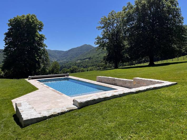 Location de vacances pour 10 personnes, avec Terrasse et Jardin ainsi que Piscine et Vue à Saint-Rambert-en-Bugey - 4