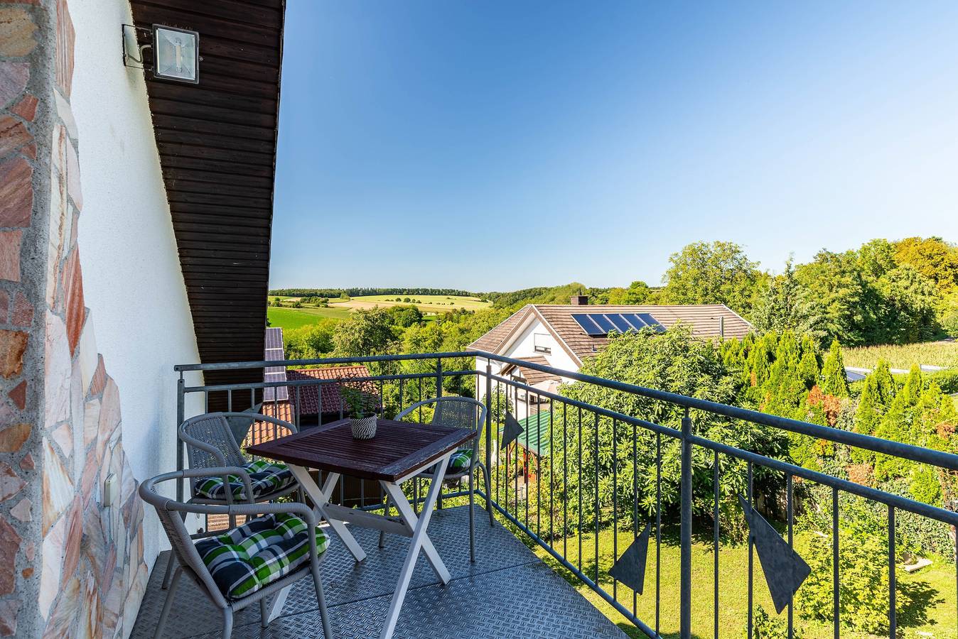 Ganze Wohnung, Ferienwohnung "Hügelblick Oase" mit Gemeinschaftsgarten, Balkon und Wlan in Kraichtal, Kraichgau