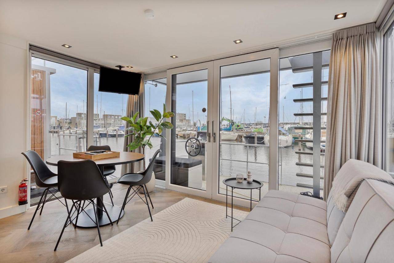 Luxurious waterloft near beach and centre by Weltevreden Experience in Zeewolde, Flevoland