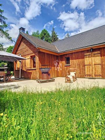 Chalet pour 10 personnes, avec vue ainsi que terrasse et jardin à Chambon-sur-Lac