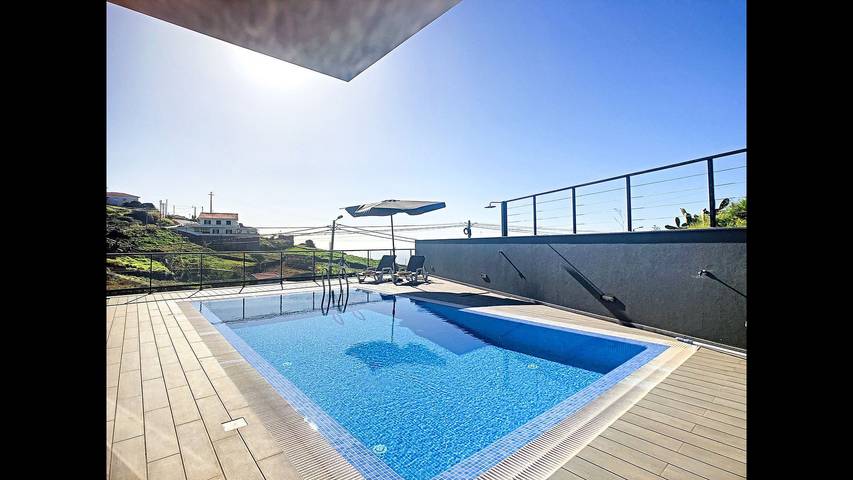 Location de vacances pour 6 personnes, avec jardin ainsi que vue sur l’océan et piscine dans Estreito da Calheta - 2