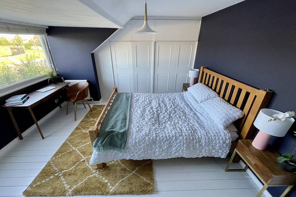 Island House is a spacious 4 bedroom detached house in Mersea Island, Colchester