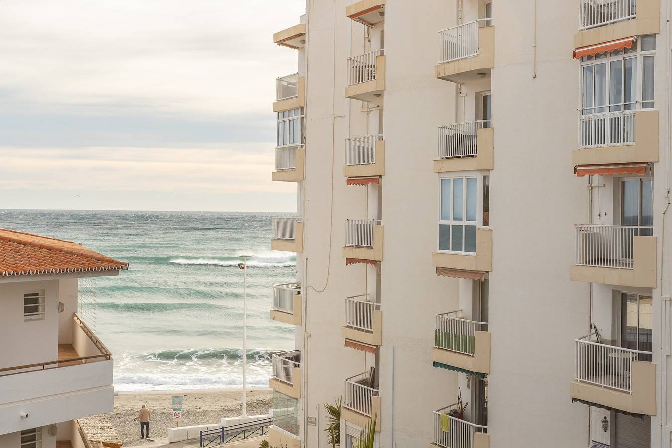 Entire apartment, A410 Frontline Apartment Near the Beach with Sea View, Pool, Wi-Fi & A/C in Playa de la Torrecilla, Nerja