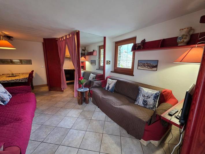 Entire apartment, ‘The Waterfall Chalet’ Apartment with Mountain View, Private Garden and Balcony in Villair (La Salle), Comune di La Salle