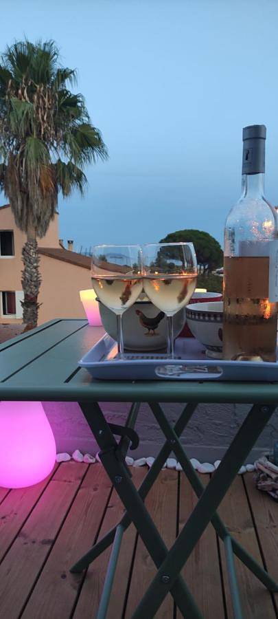 Appartement de vacances entier, Chambre avec tropezienne vue mer à l'Ayguade ,climatisée ,parking gratuit et proche aéroport in l'Ayguade, Hyeres
