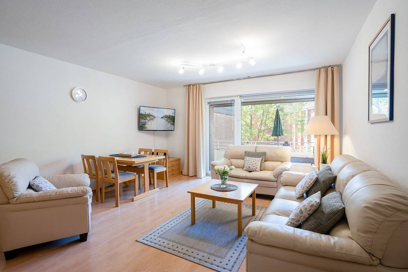 Ganze Wohnung, Ruhig gelegene Wohnung am Strand mit Parkplatz und Balkon in Scharbeutz, Ostholstein