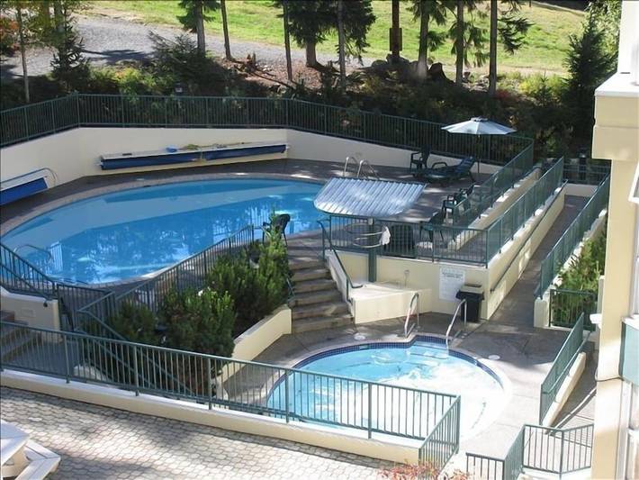 Holiday rental for 6 people, with hot tub and balcony as well as pool in British Columbia