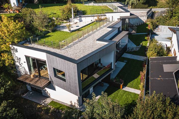 Ferielejlighed for 6 personer, med have og sauna såvel som balkon og søudsigt i Zell am See