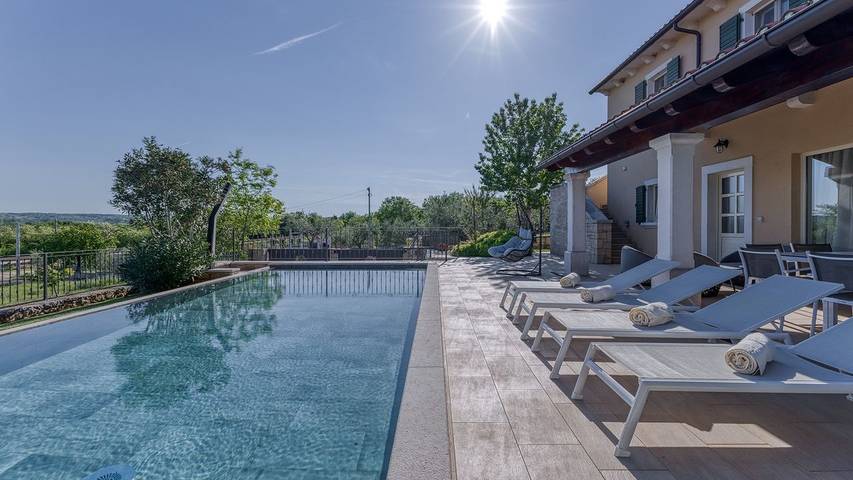 Villa pour 8 personnes, avec balcon ainsi que jardin et piscine à Selina - 3