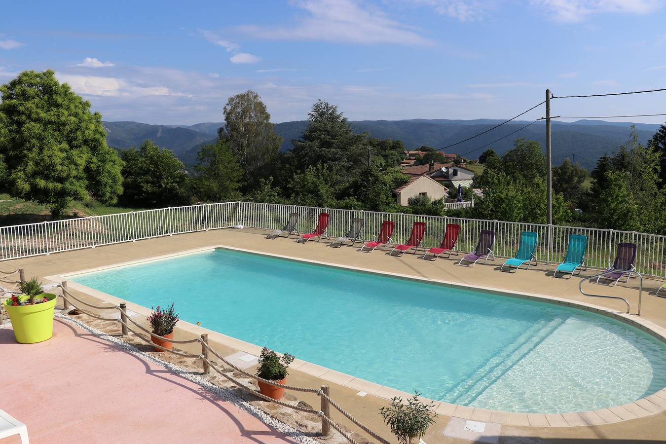 Maison de vacances 'La Clède' avec vue sur les montagnes, piscine partagée et climatisation in Gravières, Parc naturel régional des Monts d'Ardèche