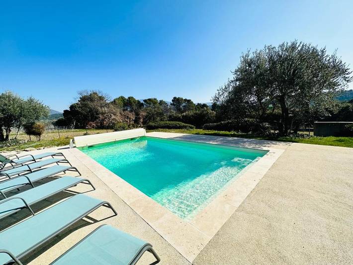 Location de vacances pour 8 personnes, avec piscine et jardin ainsi que terrasse et vue, animaux acceptés à Entrechaux
