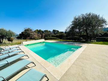 Location de vacances pour 8 personnes, avec terrasse et piscine ainsi que jardin et vue, animaux acceptés à Entrechaux