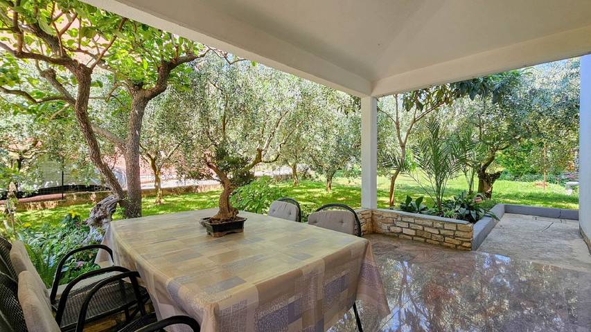 Appartamento per 4 persone, con giardino, adatto a famiglie con bambini a Novigrad