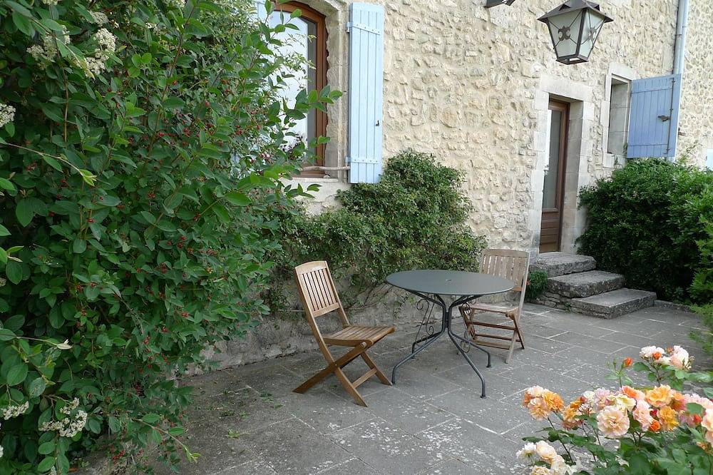 Charming gite 2 pers in Luberon, quiet, panoramic view, swimming pool, fireplace in Lacoste, Regionaler Naturpark Luberon