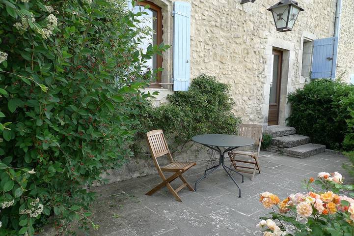 Location de vacances pour 2 personnes, avec terrasse ainsi que piscine et jardin à Lacoste - 4