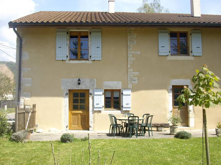 Gîte pour 5 personnes, avec Terrasse ainsi que Jardin et Vue à Montcusel