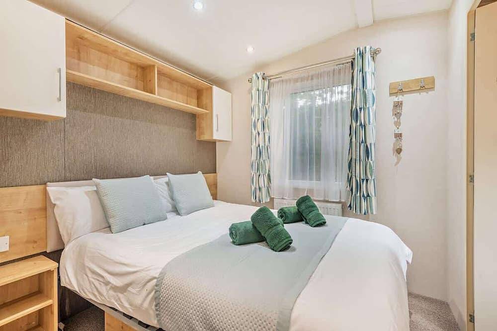 Maple Brook Lodge- Modern Lodge with Deck Near New Forest & Beach in Milford-on-Sea, Hampshire