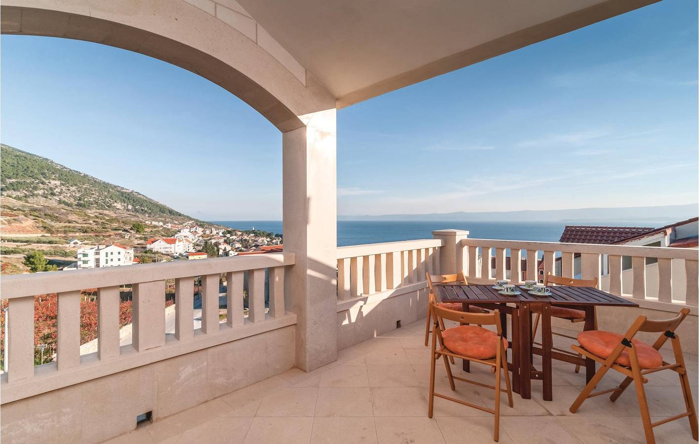 Ganze Ferienwohnung, Modernes Apartment, 1 km vom Strand entfernt, mit WLAN, Klimaanlage, Parkplatz und Terrasse in Bol, Brac