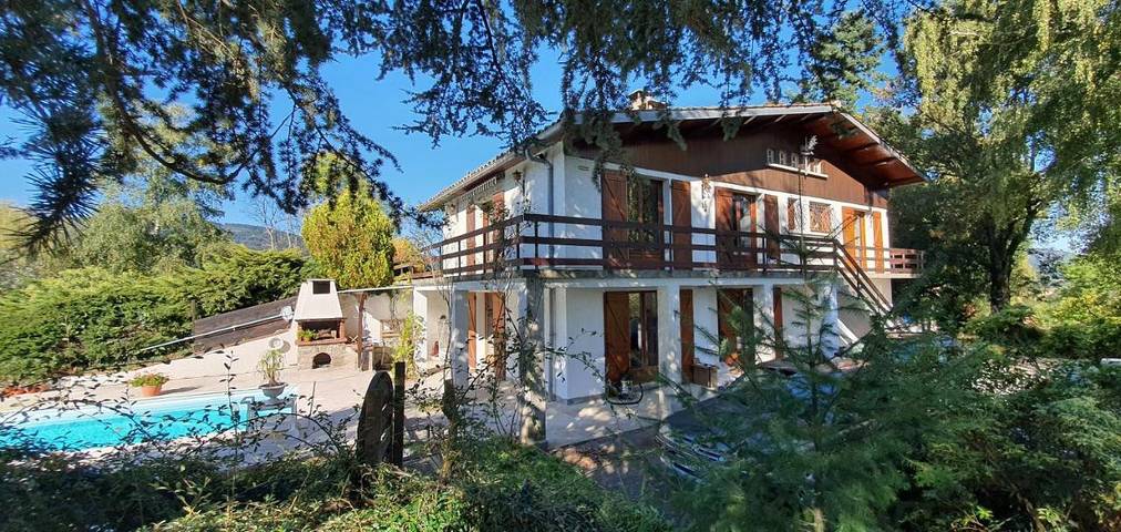 Location de vacances pour 4 personnes, avec piscine ainsi que jacuzzi et jardin à Brassac (Ariège)