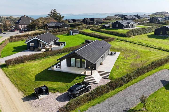 Ferieudlejning for 6 personer, med terrasse i Gjeller Odde