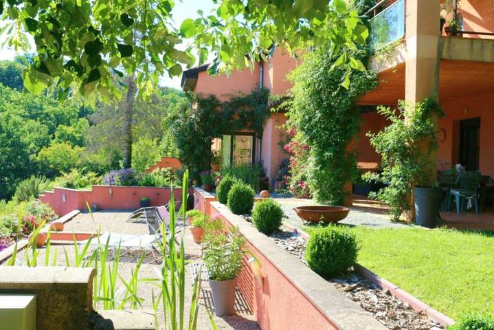 Chambre d’hôte pour 3 personnes, avec Terrasse et Jacuzzi ainsi que Jardin et Piscine