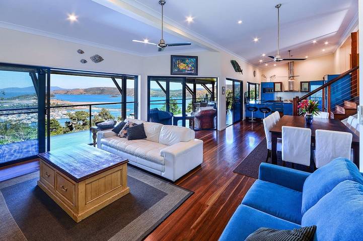 Holiday home for 10 people, with balcony in Hamilton Island