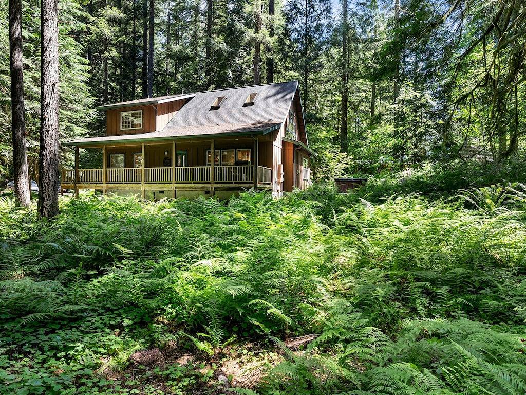 Cozy Cascade Cabin. Relaxing Hot Tub, Secluded, Spacious and Creek Nearby in Welches, Mount Hood