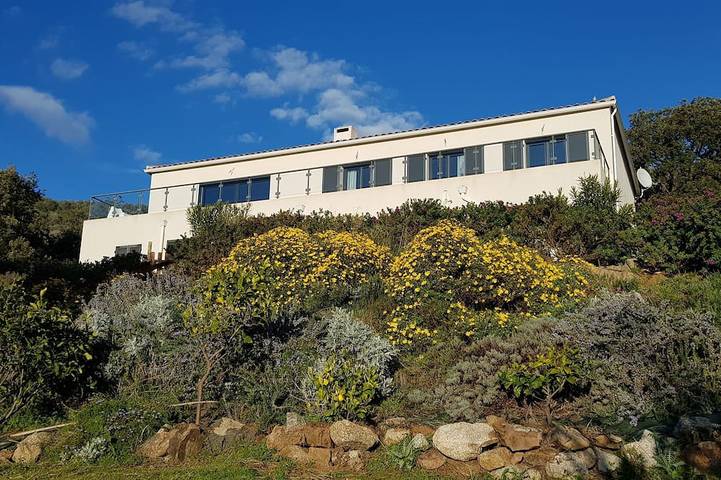 Apartamento entero, Apartment in Macchia with a view of the sea, 5 minutes from the beach and shops in Cargèse, Parc naturel régional de Corse