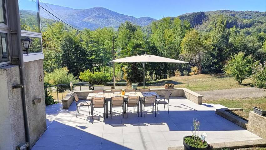 Location de vacances pour 10 personnes, avec Balcon et Terrasse ainsi que Jardin et Vue à Saint-Paul-de-Jarrat
