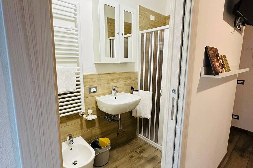 Elegant two-room apartment near the historic center with free reserved parking in Modena, Modena Provinz