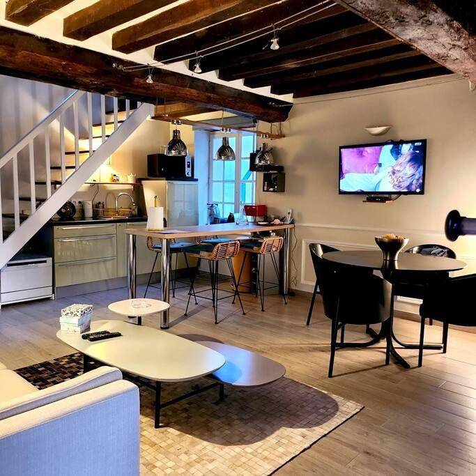 Gîte pour 3 personnes, avec Jardin ainsi que Piscine et Sauna dans Le Pin-au-Haras