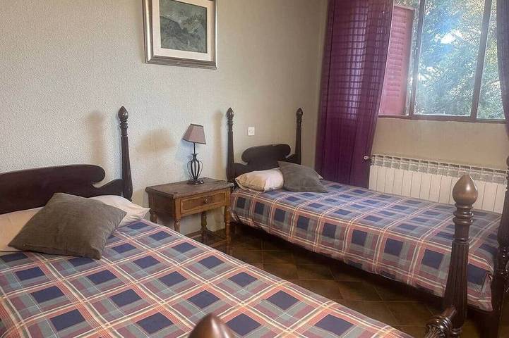 House for groups of 16 with pool and barbecue in El Tiemblo in El Tiemblo, El Burguillo Reservoir