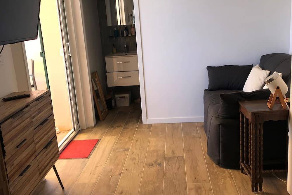 Vue sur le golfe de Hyères , maisonnette avec jardin et terrasse in La Madrague, Hyeres