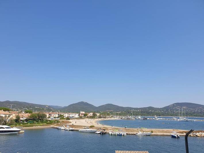 Ferienwohnung für 2 Personen, mit Terrasse und Pool sowie Ausblick in Cogolin