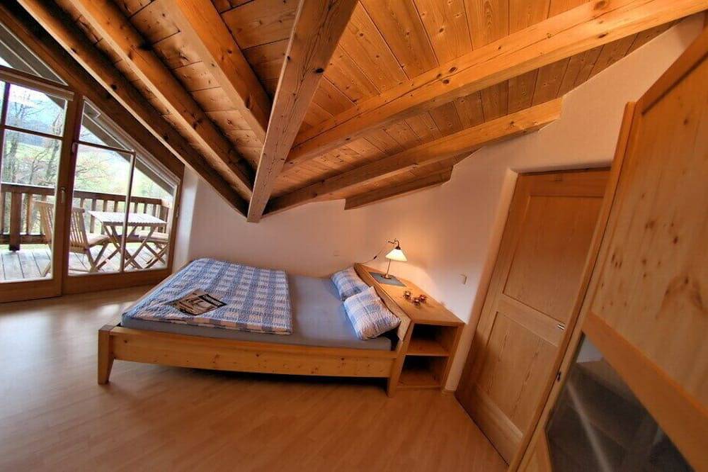 Ganze Wohnung, Fewo im Dachgeschoß, Sichtdachstuhl, 48 qm, 2 Pers., Vollholzmöbel, Südbalkon in Grabenstätt, Chiemsee