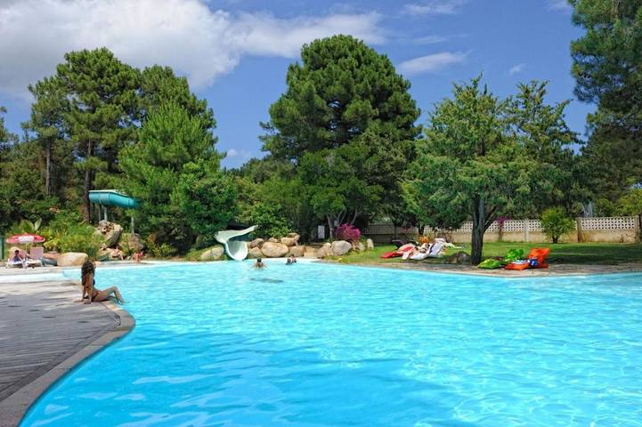 Camping pour 6 personnes, avec piscine ainsi que vue et jardin