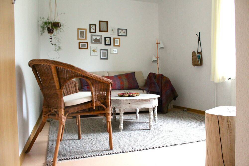Ganze Wohnung, Ruhige und waldnahe hübsche Ferienwohnung mit Terrasse und Garten in Bad Münder, Weserbergland