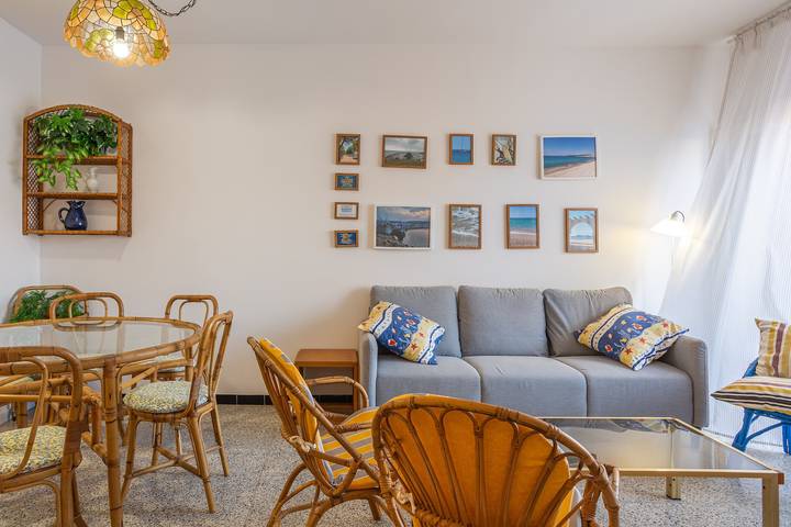 Apartamento entero, Apartamento vacacional "Aubi" con terraza descubierta y una terraza interior. in Platja des Monestri (Calonge), Palamós
