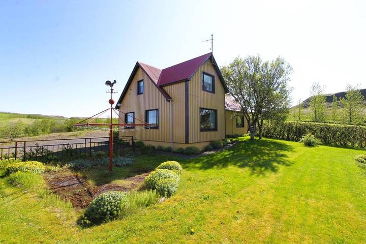 Hus för 5 Personer, med terass samt trädgård och bubbelpool i Island